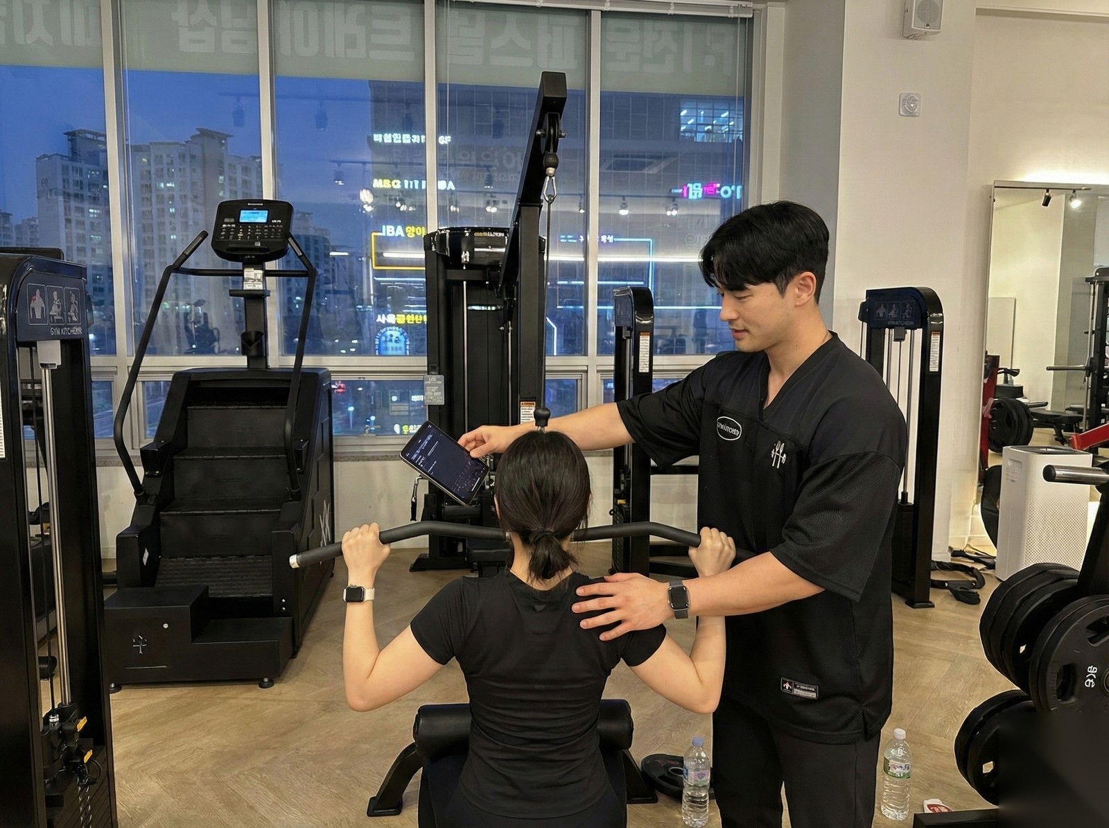대표 트레이너의 1:1 코칭 — 태블릿으로 운동 기록 실시간 확인