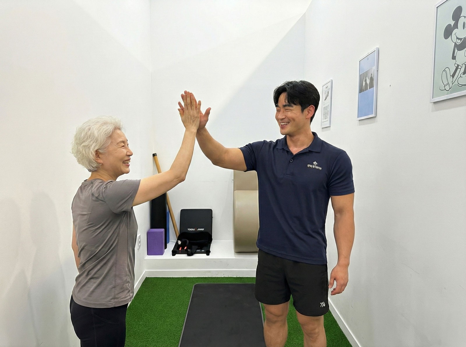 8년 다닌 시니어 회원님과의 하이파이브 — 한 자리의 의미